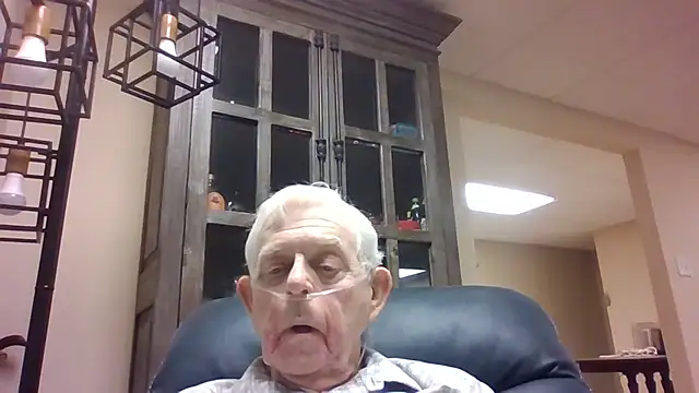 Snapshot of bootlegmanz chatting on 05-18-26, 01:38 bootlegmanz online show from 05-18-26, 01:38