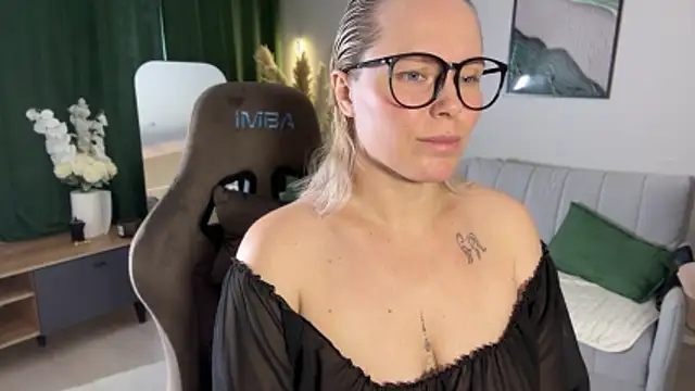 Snapshot of Charming_Daphny chatting on 06-10-26, 06:47 Charming Daphny online show from 06-10-26, 06:47