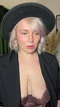 Charming Daphny online show from 04-15-26, 11:05