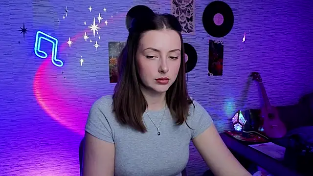 Snapshot of GloriaElmer chatting on 03-18-25, 06:06 GloriaElmer online show from 03-18-25, 06:06