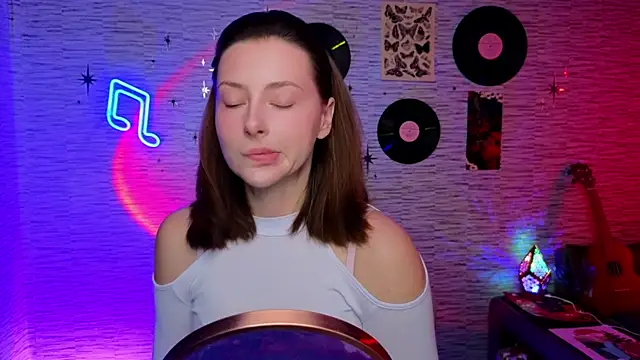 Snapshot of GloriaElmer chatting on 02-05-25, 07:39 GloriaElmer online show from 02-05-25, 07:39