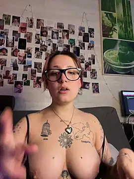 Snapshot of Hawitxui chatting on 02-19-26, 07:49 Hawitxui online show from 02-19-26, 07:49