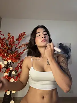 Snapshot of VictoriaHiill chatting on 05-19-26, 07:21 VictoriaHiill online show from 05-19-26, 07:21