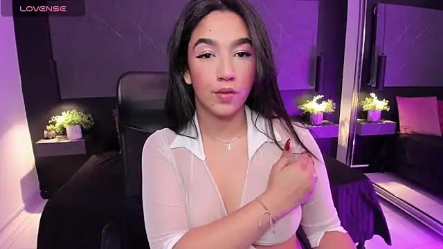 Snapshot of SaraaMills chatting on 06-18-26, 03:49 SaraaMills online show from 06-18-26, 03:49