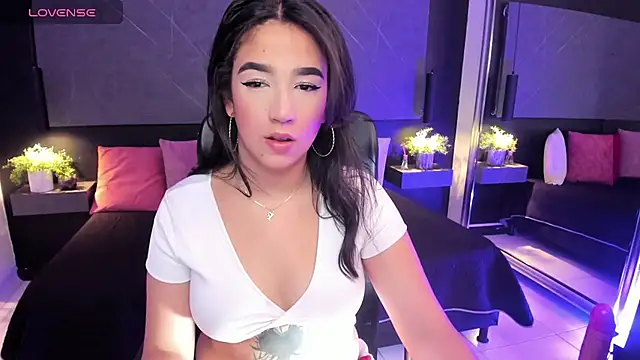Snapshot of SaraaMills chatting on 06-05-26, 04:28 SaraaMills online show from 06-05-26, 04:28