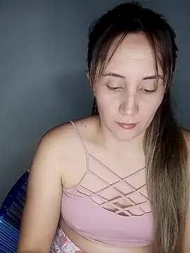 Snapshot of Isabel23zr chatting on 03-08-25, 03:28 Isabel23zr online show from 03-08-25, 03:28