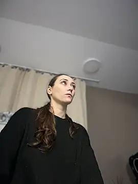 Snapshot of AliceMunro chatting on 12-16-25, 08:35 AliceMunro online show from 12-16-25, 08:35