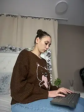 Snapshot of AliceMunro chatting on 11-19-25, 07:58 AliceMunro online show from 11-19-25, 07:58