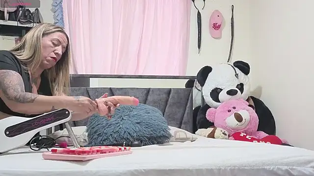 Hotsamantamature online show from 10-22-25, 09:57