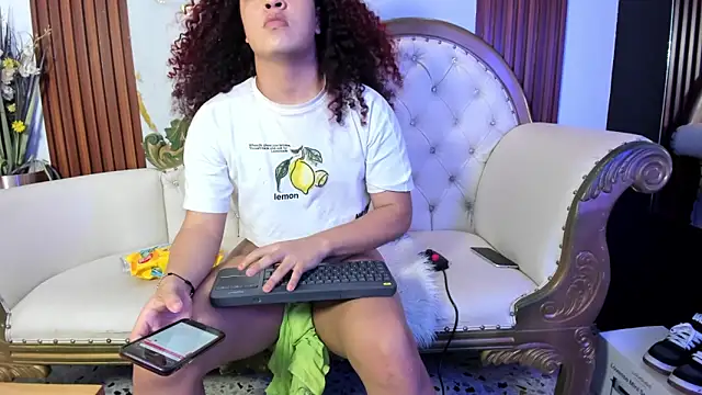 Snapshot of KarineWine chatting on 06-10-26, 02:46 KarineWine online show from 06-10-26, 02:46