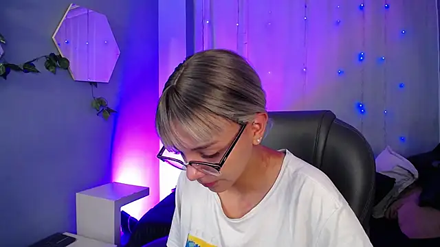 peyton golden1 online show from 10-30-25, 03:16