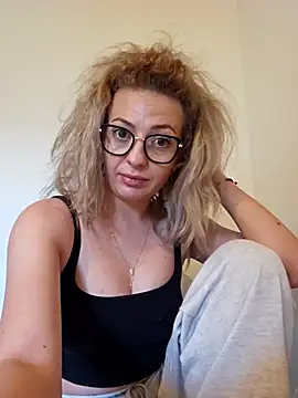 Snapshot of Selenna_emma chatting on 09-15-25, 02:28 Selenna emma online show from 09-15-25, 02:28