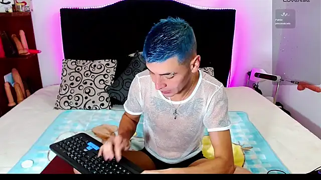 Snapshot of _snopyy_ chatting on 10-15-25, 04:11  snopyy  online show from 10-15-25, 04:11