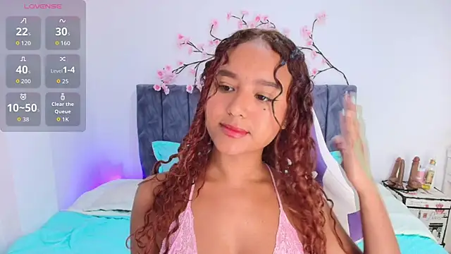 Snapshot of Sophiee_Velvet chatting on 04-22-26, 04:47 Sophiee Velvet online show from 04-22-26, 04:47