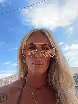 Snapshot of blondiluvsanal chatting on 06-18-26, 03:50 blondiluvsanal online show from 06-18-26, 03:50