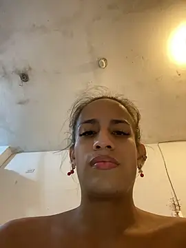 Snapshot of AlexaWarner chatting on 08-05-26, 10:37 AlexaWarner online show from 08-05-26, 10:37