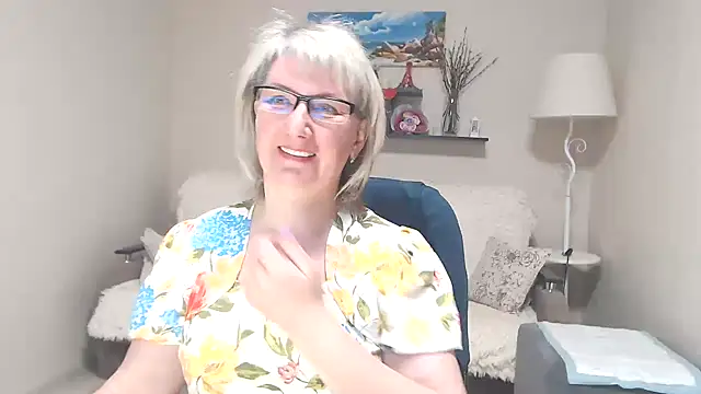 Snapshot of FleurMays chatting on 05-18-26, 06:07 FleurMays online show from 05-18-26, 06:07