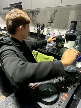 oliver Lz online show from 10-11-25, 02:56