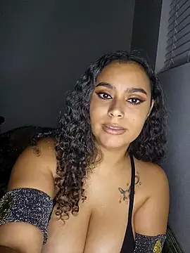 Snapshot of cinnaminnie chatting on 01-10-26, 01:01 cinnaminnie online show from 01-10-26, 01:01