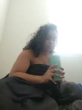 Snapshot of cinnaminnie chatting on 12-15-25, 09:31 cinnaminnie online show from 12-15-25, 09:31