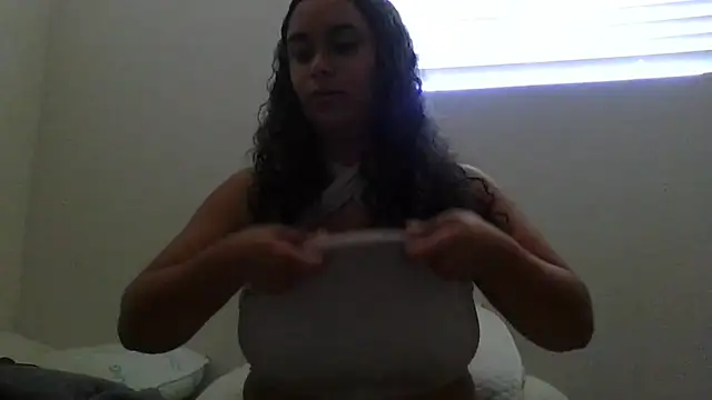 Snapshot of cinnaminnie chatting on 10-16-25, 04:37 cinnaminnie online show from 10-16-25, 04:37