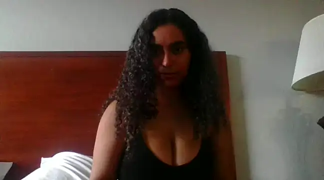 Snapshot of cinnaminnie chatting on 12-15-24, 04:15 cinnaminnie online show from 12-15-24, 04:15