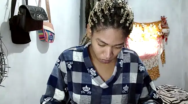 Snapshot of miriam775 chatting on 01-28-25, 01:05 miriam775 online show from 01-28-25, 01:05