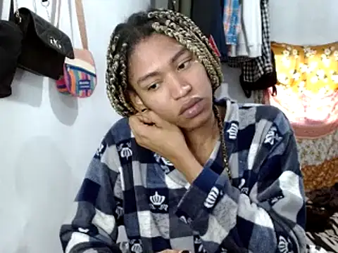 Snapshot of miriam775 chatting on 02-26-25, 01:43 miriam775 online show from 02-26-25, 01:43