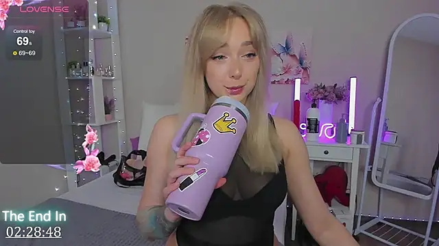 Snapshot of MissLisaX chatting on 09-11-25, 10:37 MissLisaX online show from 09-11-25, 10:37