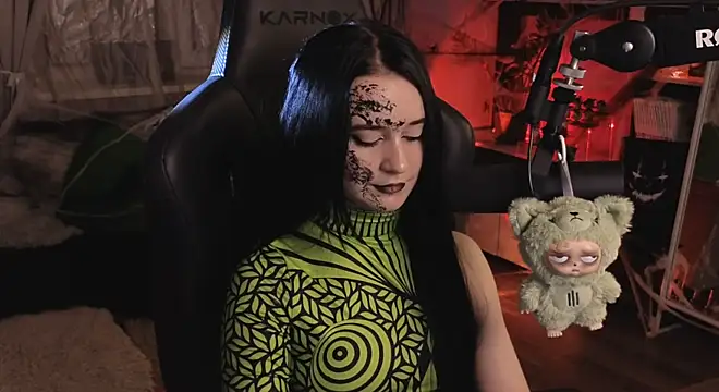 KiraLiLime online show from 10-31-25, 04:36