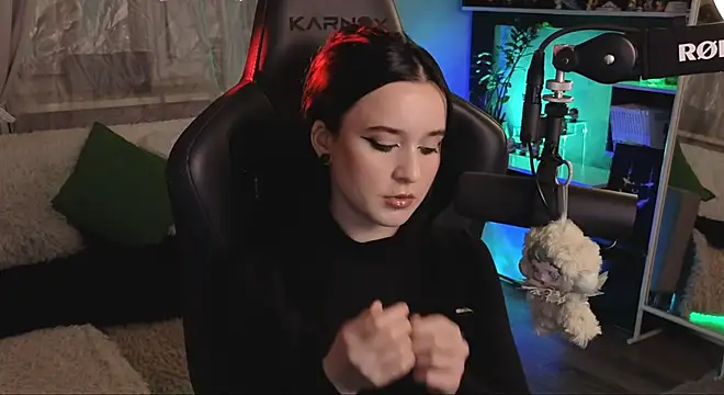 KiraLiLime online show from 11-28-25, 04:29