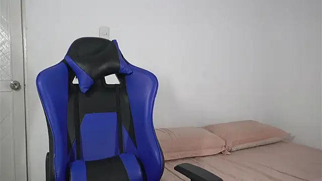 nataly velez online show from 12-21-25, 01:52