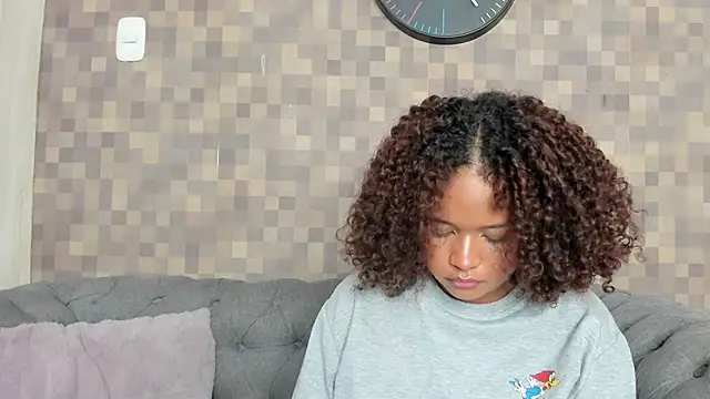 nataly velez online show from 10-24-25, 07:46