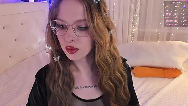 Snapshot of Natural_pussy chatting on 03-18-25, 06:39 Natural pussy online show from 03-18-25, 06:39