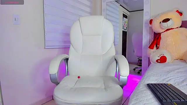 Snapshot of isaa_19 chatting on 11-27-25, 09:43 isaa 19 online show from 11-27-25, 09:43