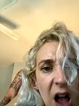 Snapshot of degiggxxx chatting on 10-04-25, 08:21 degiggxxx online show from 10-04-25, 08:21