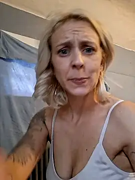 Snapshot of degiggxxx chatting on 11-09-25, 08:24 degiggxxx online show from 11-09-25, 08:24