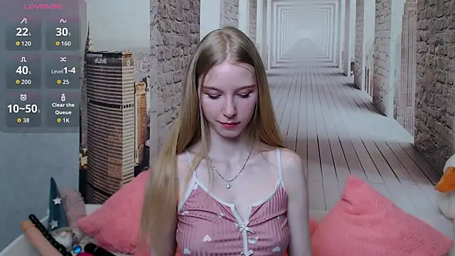 Cutieblondegirl online show from 03-28-26, 04:08