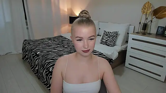 Snapshot of shy__lady chatting on 06-01-26, 11:32 shy lady online show from 06-01-26, 11:32