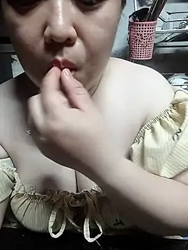 Snapshot of VyOanh2K chatting on 05-13-26, 03:41 VyOanh2K online show from 05-13-26, 03:41