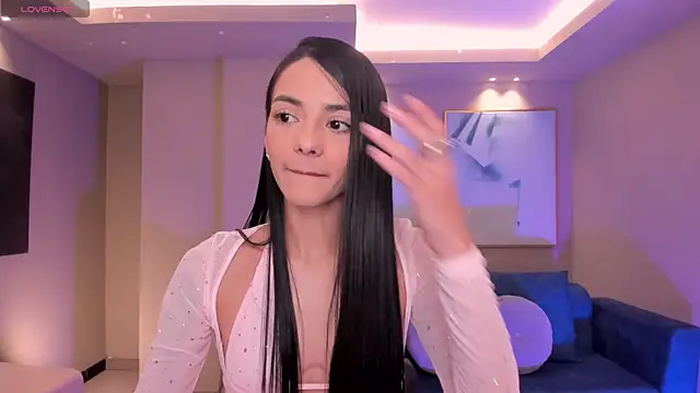 Snapshot of HannahJamesX chatting on 02-17-26, 12:35 HannahJamesX online show from 02-17-26, 12:35