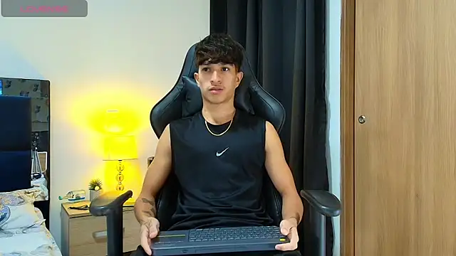 Snapshot of _CamiloBass chatting on 05-05-26, 12:57 CamiloBass online show from 05-05-26, 12:57