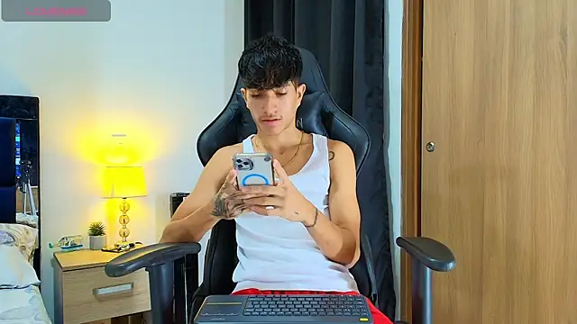 Snapshot of _CamiloBass chatting on 05-10-26, 08:11 CamiloBass online show from 05-10-26, 08:11