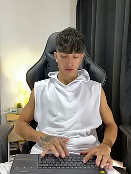 Snapshot of _CamiloBass chatting on 05-17-26, 06:41 CamiloBass online show from 05-17-26, 06:41