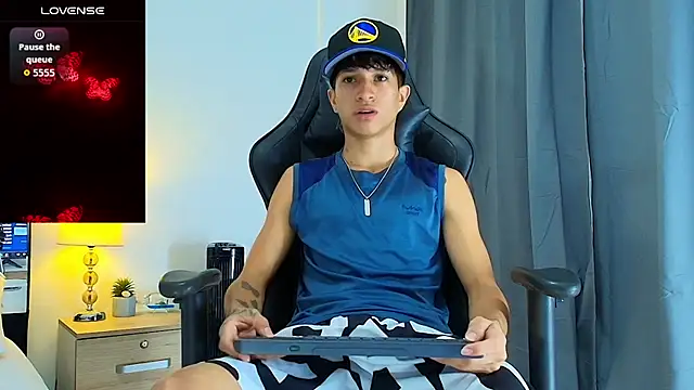 Snapshot of _CamiloBass chatting on 08-08-26, 01:23 CamiloBass online show from 08-08-26, 01:23
