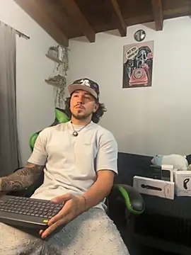 Valentino Xander online show from 11-21-25, 11:37