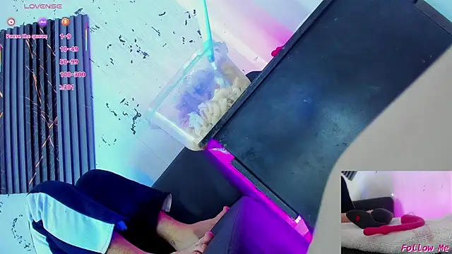 Piggy Eddy online show from 11-22-25, 01:04