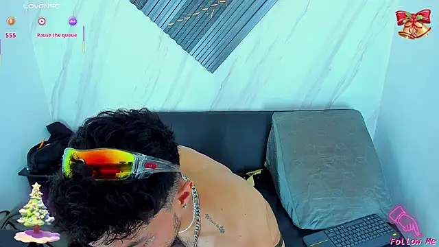 Piggy Eddy online show from 12-16-25, 04:06