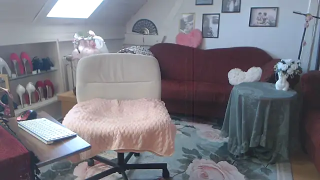 Snapshot of GinaBlonde chatting on 06-25-26, 08:30 GinaBlonde online show from 06-25-26, 08:30