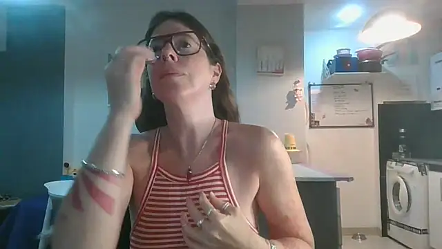 Snapshot of Calentandote chatting on 10-15-25, 08:44 Calentandote online show from 10-15-25, 08:44